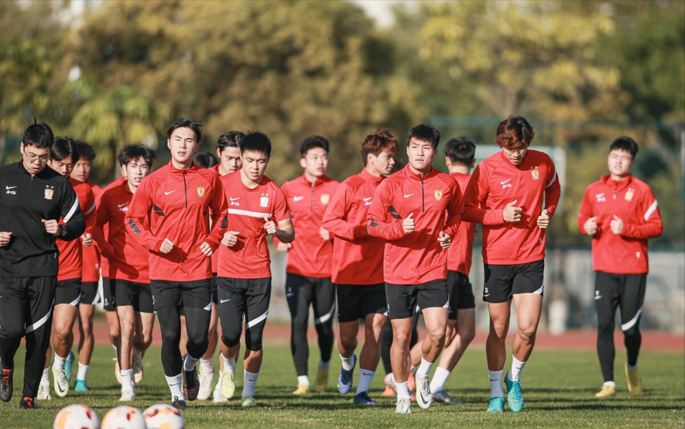 葡超赛程吃紧,广州队今晚内部沟通,引发热议,更衣室氛围转暖 -LCK赛事竞猜